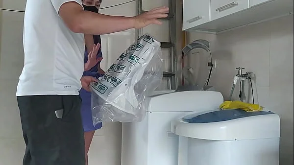 Casada provocando o técnico que foi arrumar a máquina de lavar roupas, a safada abriu o roupão na frente dele