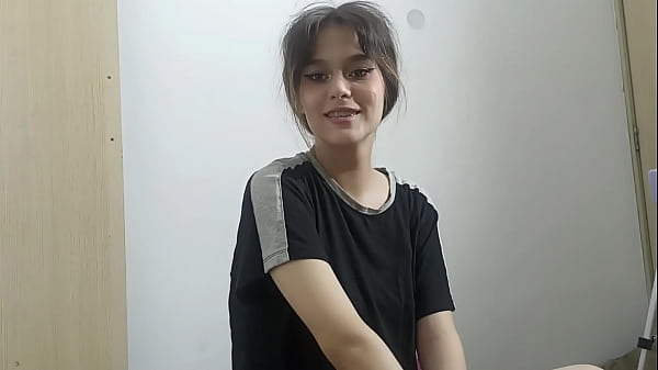 mi hermanastra llega y quise hablarle para follarmela bien duro hasta correrme en ella