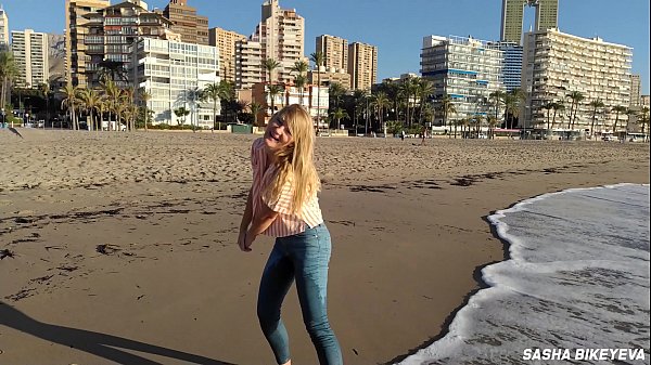 Wet shoot on a public beach with Crazy Model. Risky outdoor masturbation. Foot fetish. Pee in jeans.